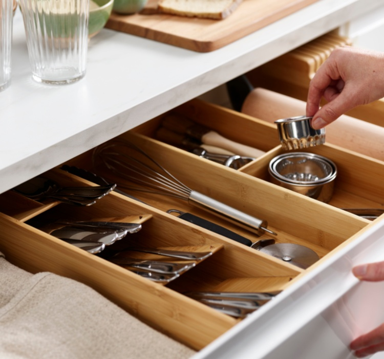 Cutlery & Utensil Tray, DRAWERSTORE BAMBOO, Joseph Joseph, 40 x 38,5 x H 6,5 cm , Nature in the group Storage / Kitchen storage / Kitchen cabinet organizers / Cutlery drawers at SmartaSaker.se (40095)