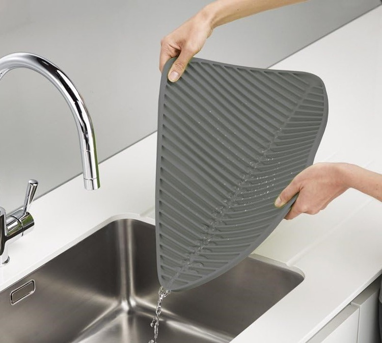 Draining Mat, Folding, FLUME LARGE 31,5 x 43,5 cm, Joseph Joseph, Dark Grey in the group Storage / Kitchen storage / Dish racks and sink accessories at SmartaSaker.se (40420)