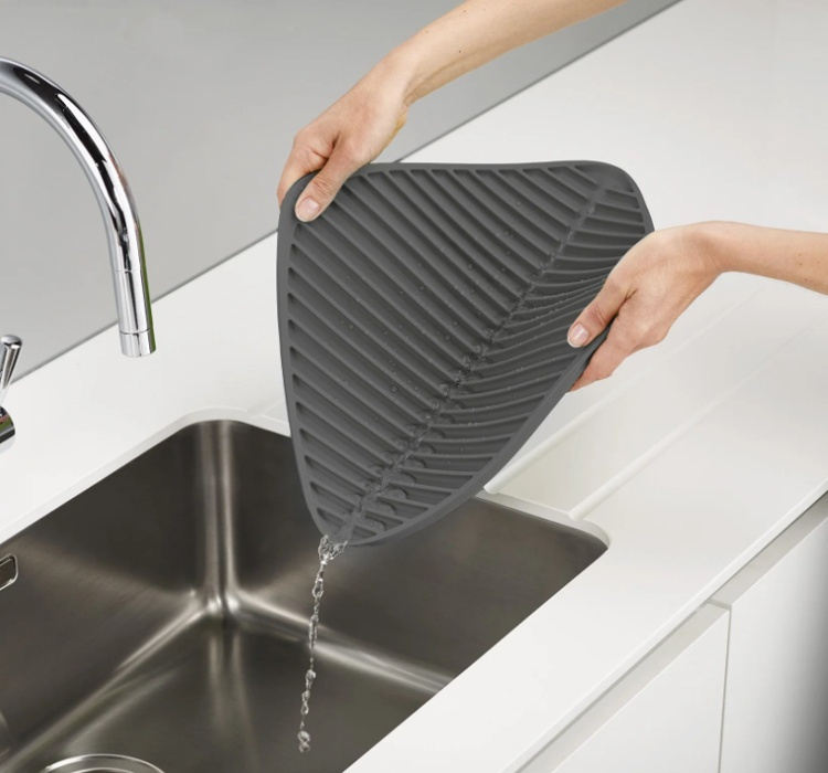 Draining Mat, Folding, FLUME SMALL, 31,5 x 31,5 cm, Joseph Joseph, Dark Grey in the group Storage / Kitchen storage / Dish racks and sink accessories at SmartaSaker.se (40421)