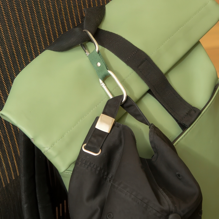 Two Carbiner Clips, Linked, DUAL-CLIP BUDDY, Kikkerland, Silver / Green in the group Storage / Travel storage at SmartaSaker.se (40512)