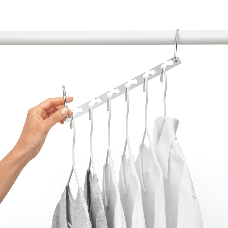 Cascade metal hangers, Set of 4, MAGIC HANGER, Silver in the group Storage / Wardrobe storage / Hangers and hooks at SmartaSaker.se (40906)
