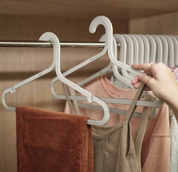 Hangers, Anti slip, Set of 5, ORDERLY ANTI-TANGLE, Joseph Joseph, 41,5 cm, Ecru in the group Storage / Wardrobe storage / Hangers and hooks at SmartaSaker.se (40916)