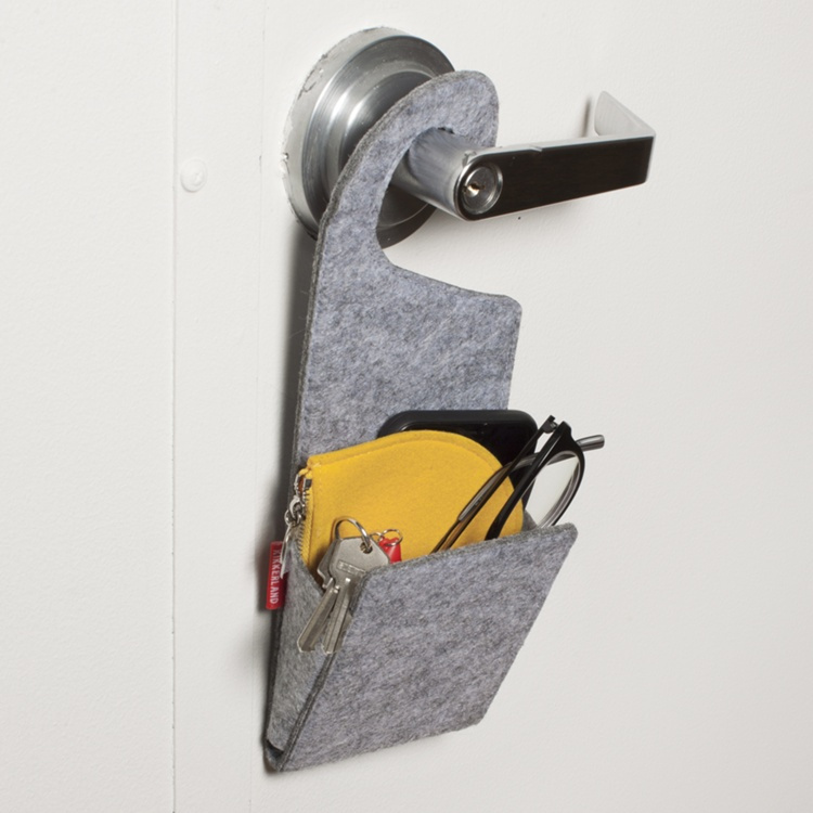 Hanging felt pocket, DOOR KNOB, Kikkerland, Grey in the group Storage / Wardrobe storage at SmartaSaker.se (41270)