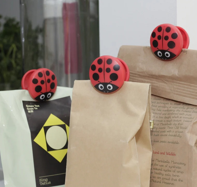 Clamps, Set of 6, LADYBUG BAG CLIPS, Kikkerland, Red / Black in the group Storage / Kitchen storage at SmartaSaker.se (41461)