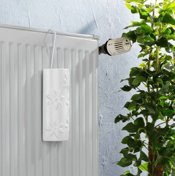 Hanging humidifier, Ceramic, FLOWERS LUFTBEFEUCHTER, White in the group Storage / Laundry and care at SmartaSaker.se (41665)