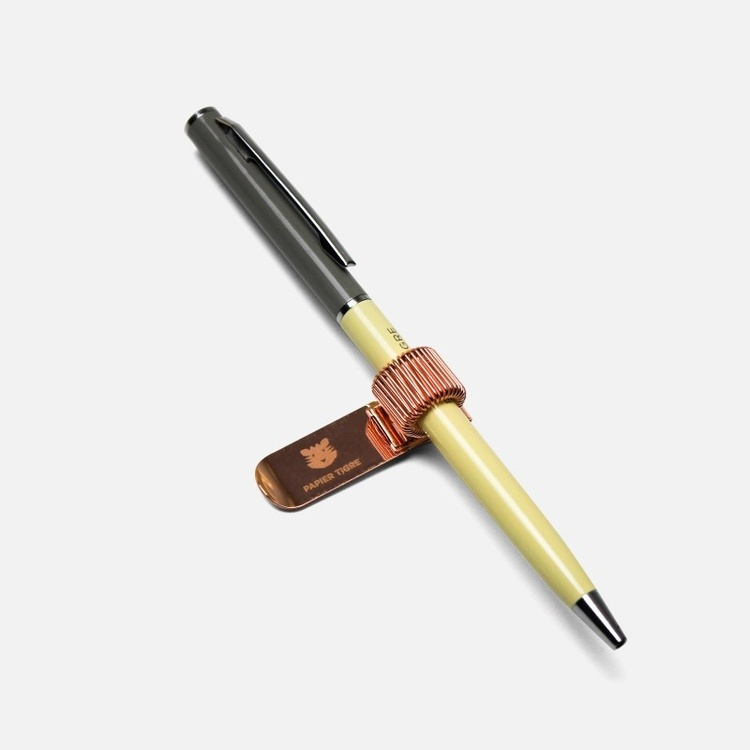 Pen holder in metal, for 1 pen, PAPIER TIGRE PEN-CLIP in the group Storage / Office supplies at SmartaSaker.se (42403)