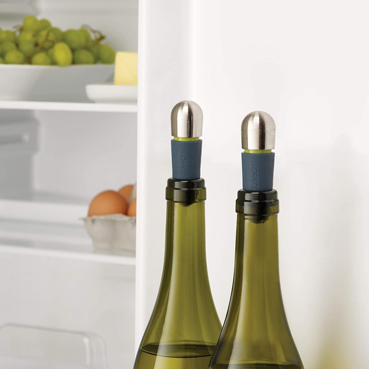 Wine Stoppers, Set of 2, BARWISE TWIST LOCK, Joseph Joseph, Silver / Blue in the group Storage / Kitchen storage at SmartaSaker.se (42438)