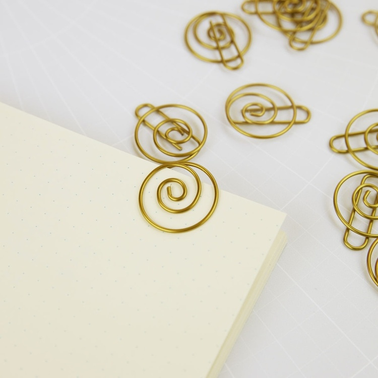 Paper Clips SPIRAL, 15 psc, Monograph, brass in the group Storage / Office supplies at SmartaSaker.se (42485)