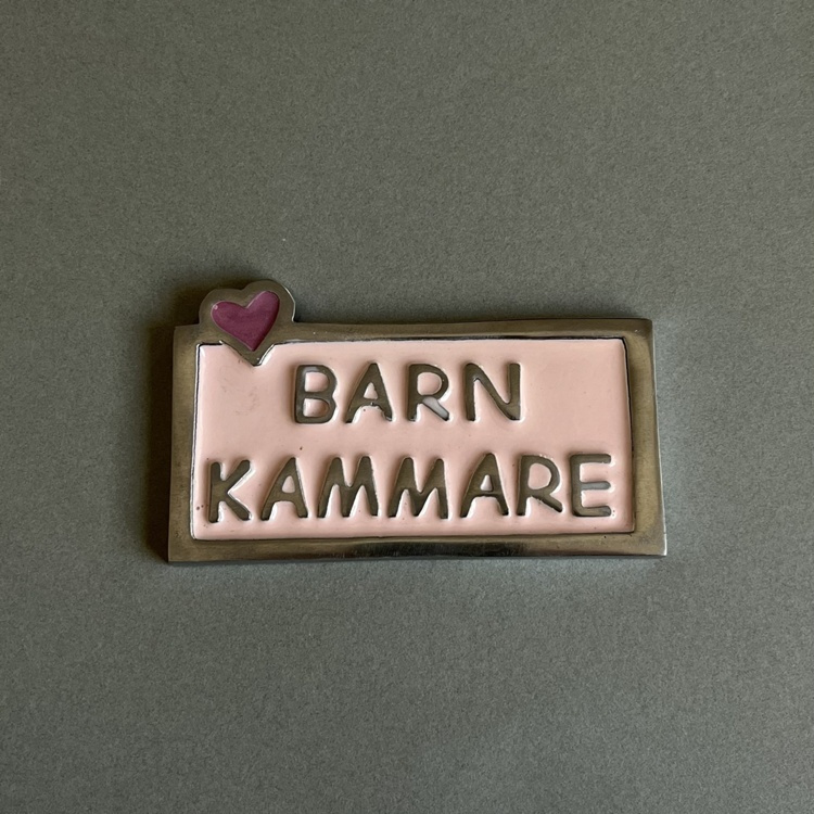 Sign Childrens Room, BARNKAMMARE, 10 x 5,5 cm, Exmez, Sand-cast aluminum, pink in the group Storage / Magnets and adhesives / Signs and labels at SmartaSaker.se (42631)