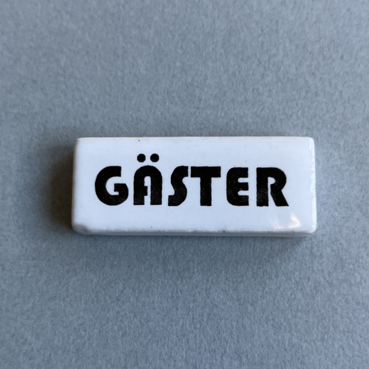 Sign in Porcelain, GÄSTER, 4,8 x H 2 cm, Bauhaus, White in the group Storage / Magnets and adhesives / Signs and labels at SmartaSaker.se (42635)