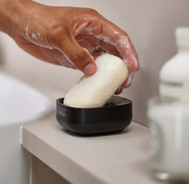 Soap Dish, SLIM COMPACT, Joseph Joseph, 7,1 x 8,4 x H 3,6 cm, Black in the group Storage / Bathroom storage at SmartaSaker.se (43074)