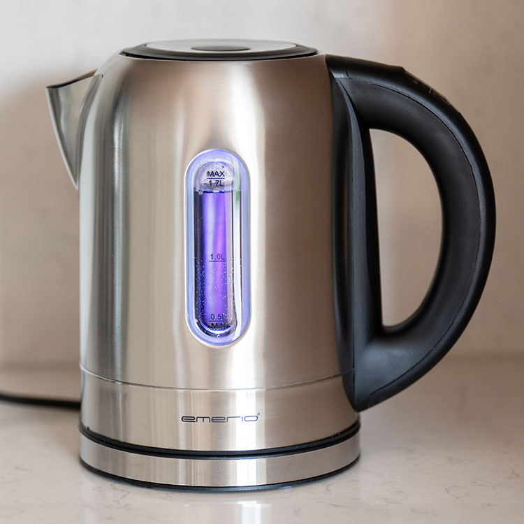 Electric kettle with smart temperature setting