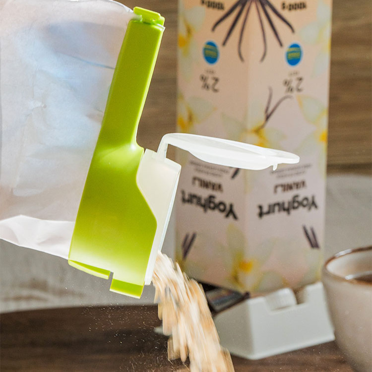 flour bag clip with spout