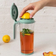 Vacuum carafe with citrus press