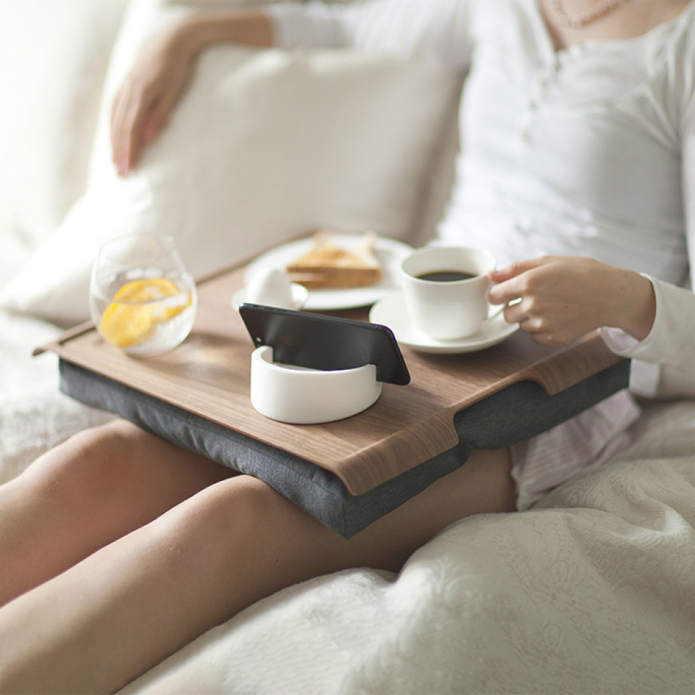 Walnut knee tray with anti-slip function in the group House & Home / Interior at SmartaSaker.se (12944)