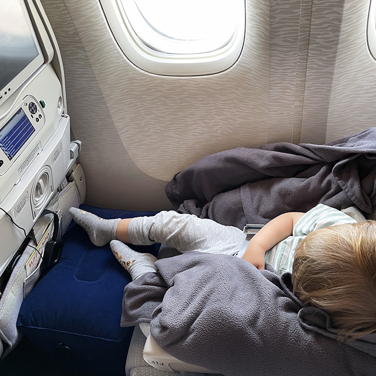 Kids' Travel Pillow  Seat to Sleep Review • Flying With Kids Tips