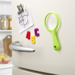 Magnetic magnifying glass