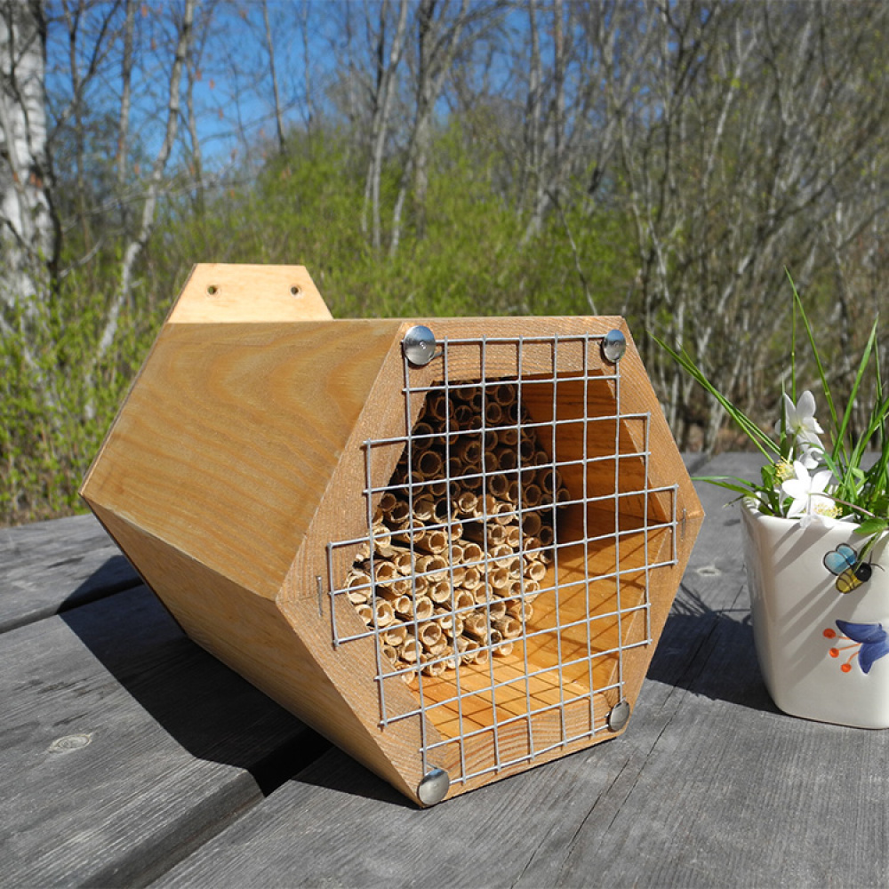 Bee Hotel and Shelf in the group House & Home / Garden / Nests and hotels at SmartaSaker.se (13200)