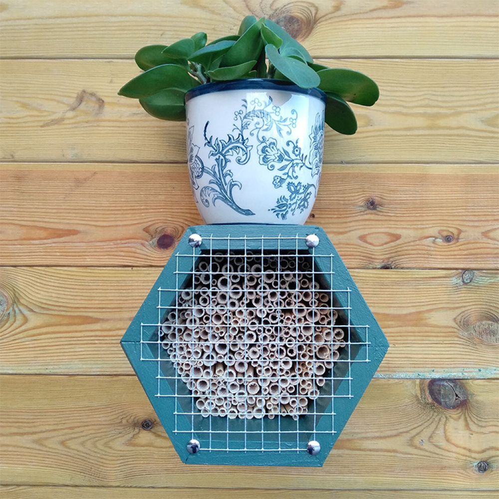 Bee Hotel and Shelf in the group House & Home / Garden / Nests and hotels at SmartaSaker.se (13200)