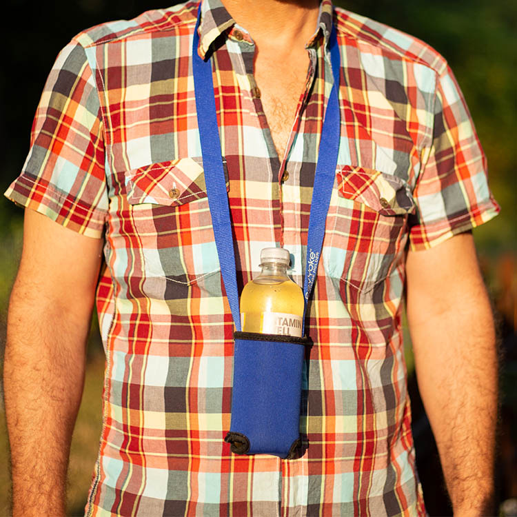 Isolating beverage holder with neck strap SmartaSaker