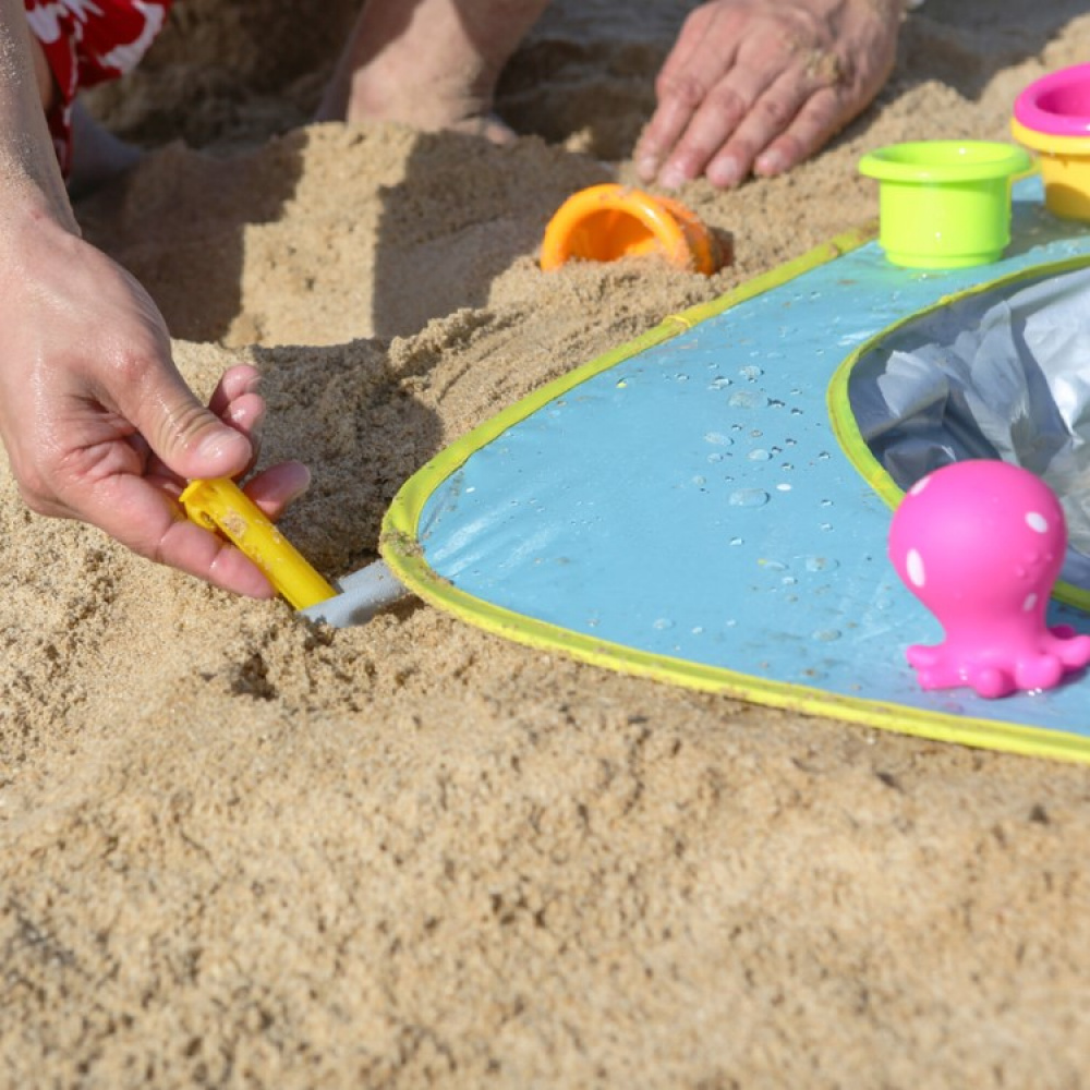 Beach pool with toys in the group House & Home / Kids at SmartaSaker.se (13564)