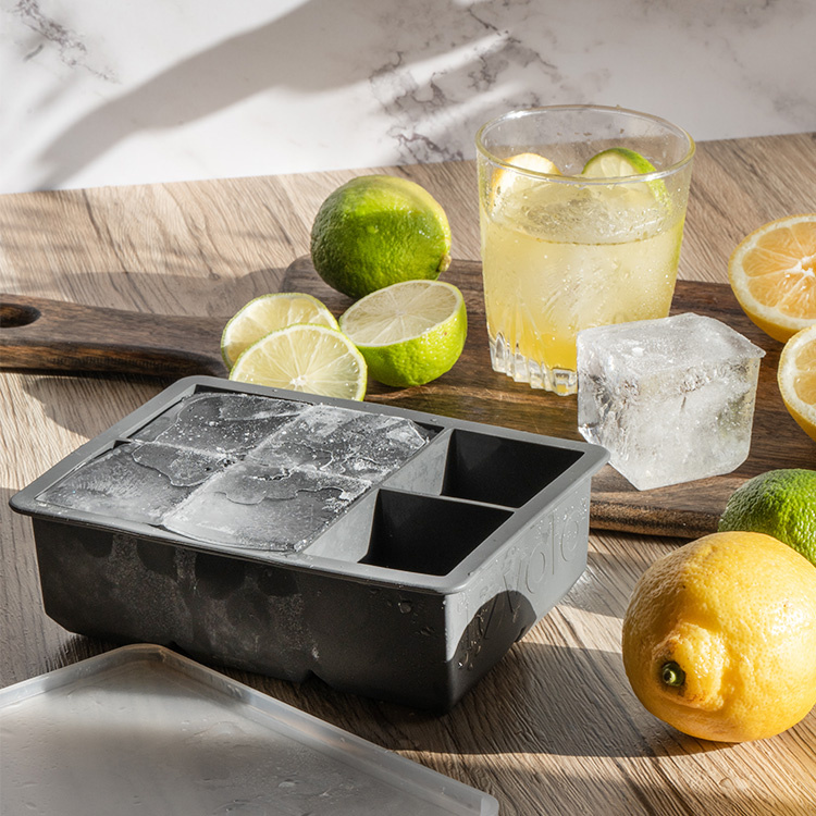 Ice cube tray with lid for large ice cubes