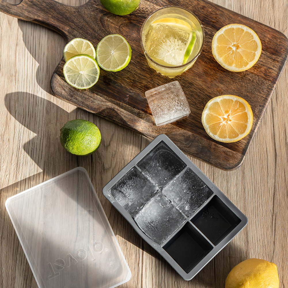 Ice cube tray with lid for large ice cubes