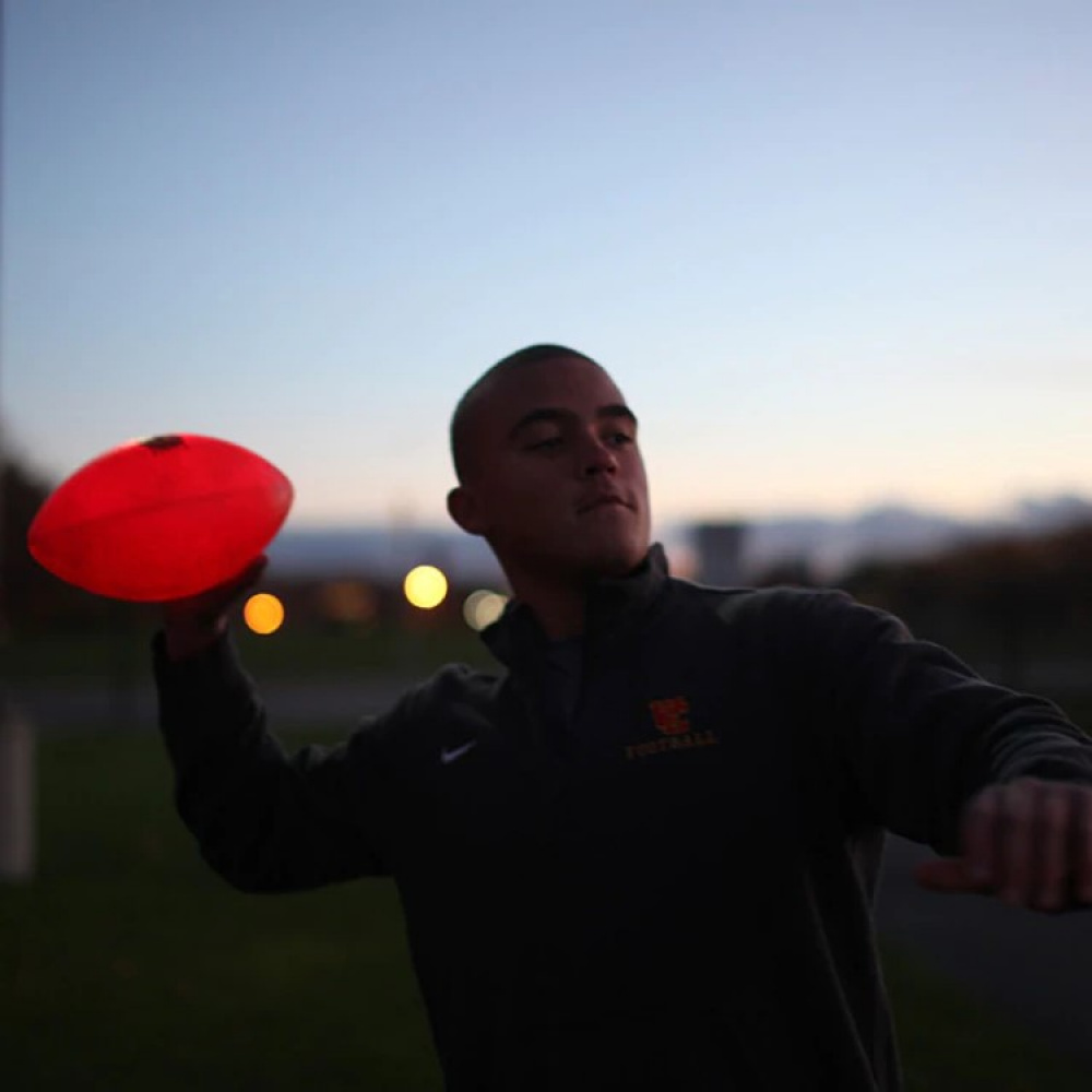 Light-up American football in the group Leisure / Games at SmartaSaker.se (13796)