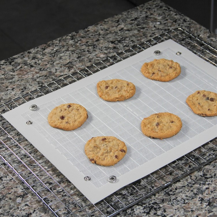 Silicone oven mat with snap edges