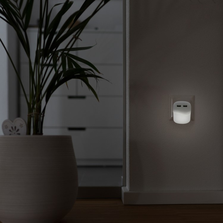 Night light with USB ports Wall charger SmartaSaker