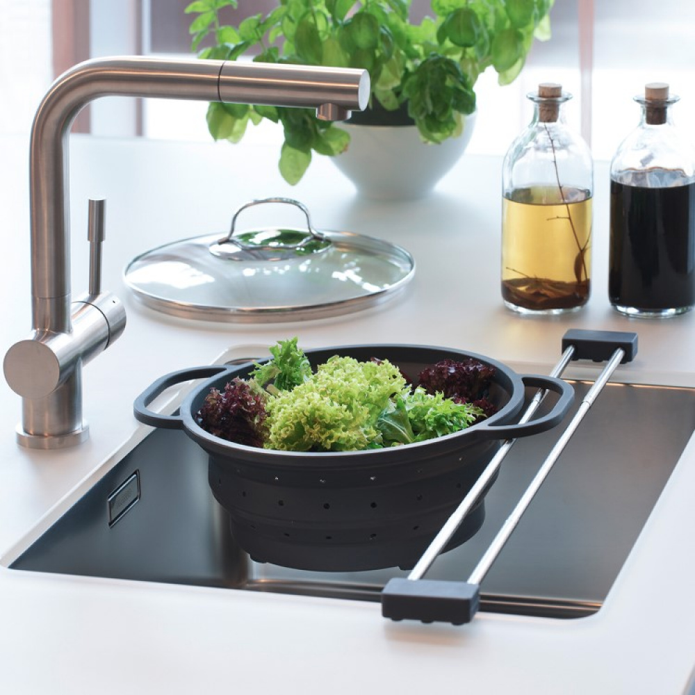 Adjustable divider and drying rack for the sink