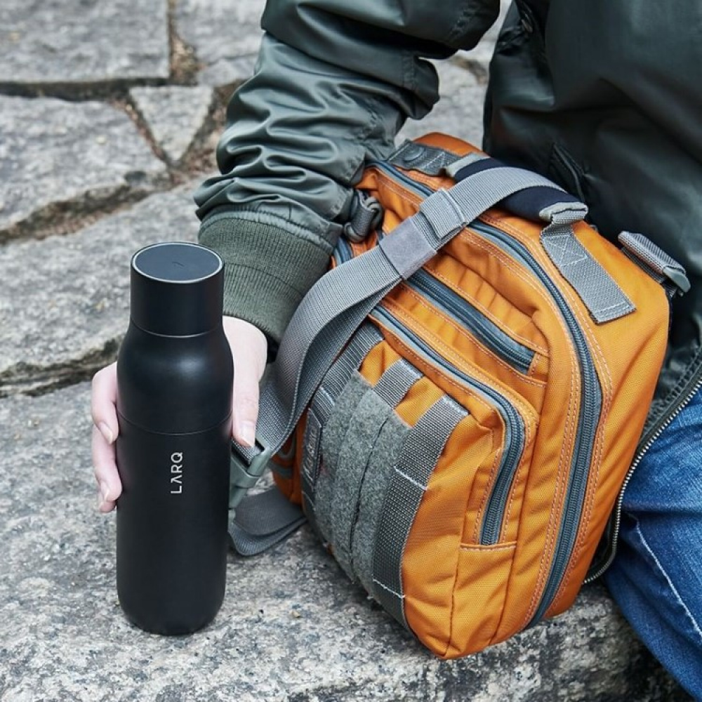 Thermos bottle with UV purification LARQ