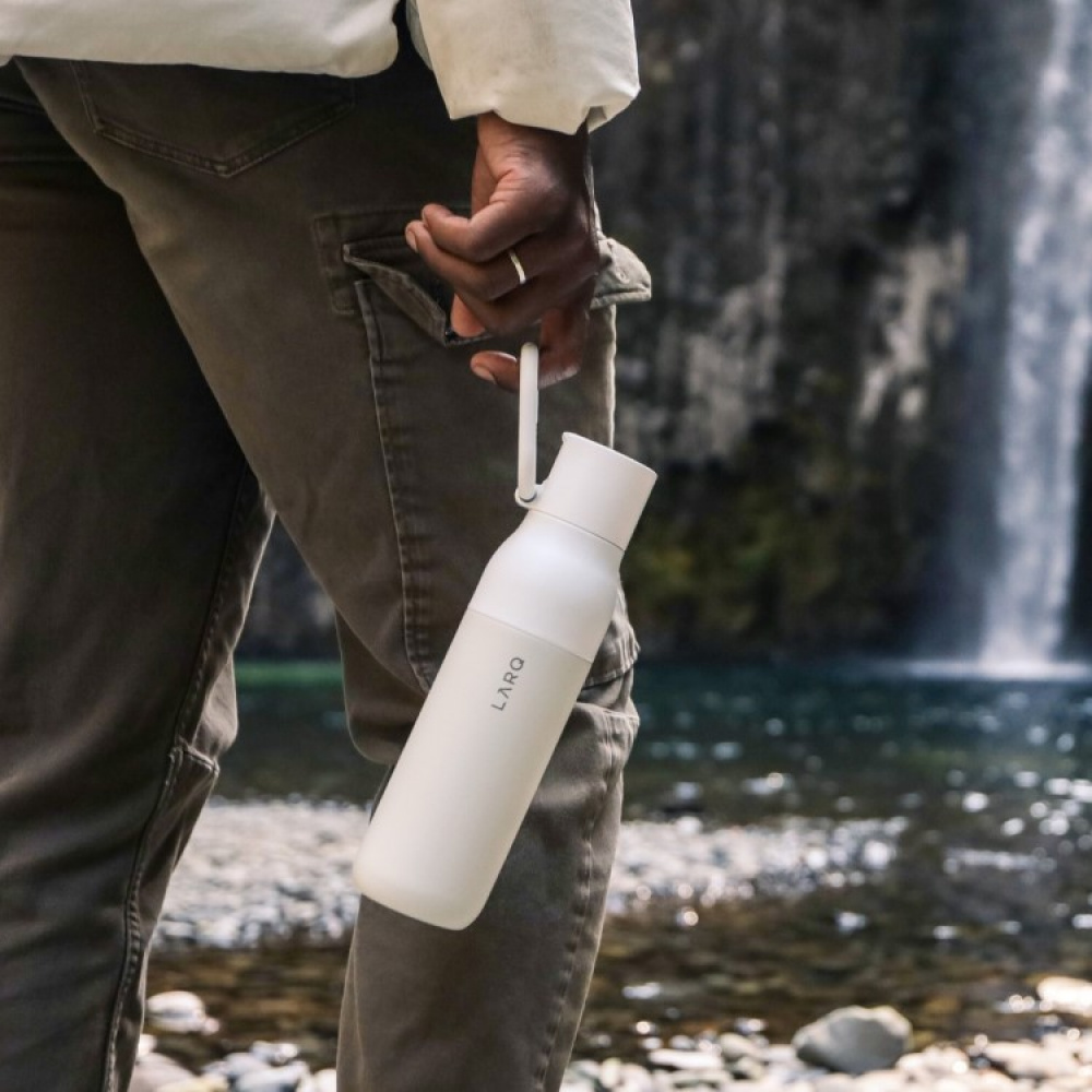 Thermos bottle with water purification filter - Larq bottle