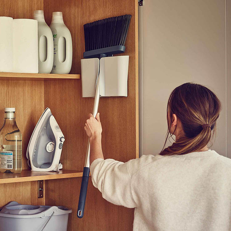 Broom with holder and wall bracket in the group House & Home / Cleaning & Laundry at SmartaSaker.se (14310)