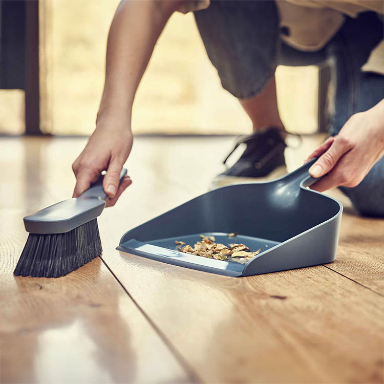 Dustpan with wall bracket in the group House & Home / Cleaning & Laundry at SmartaSaker.se (14312)