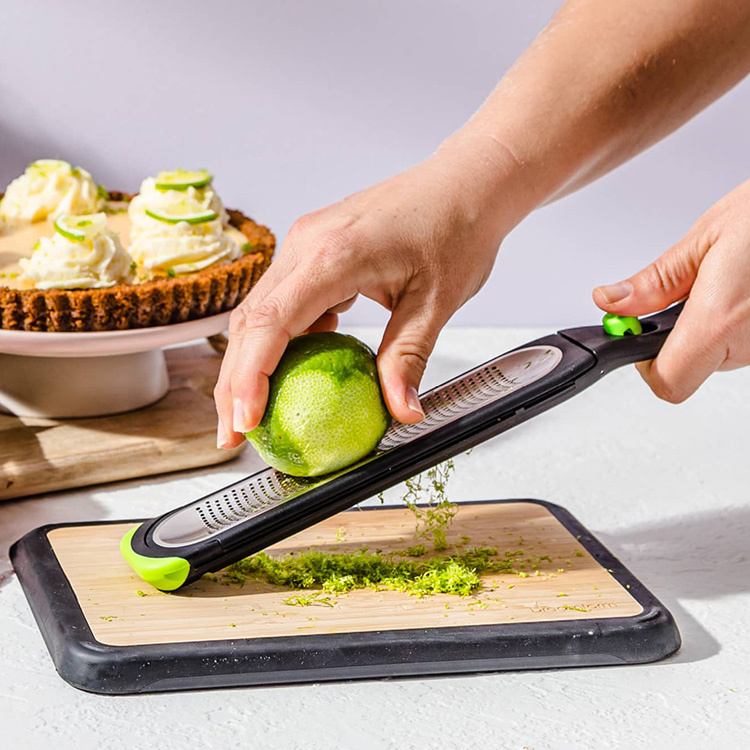 Zester with bulit-in zest remover in the group House & Home / Kitchen / Squeeze, chop and peel at SmartaSaker.se (14481)