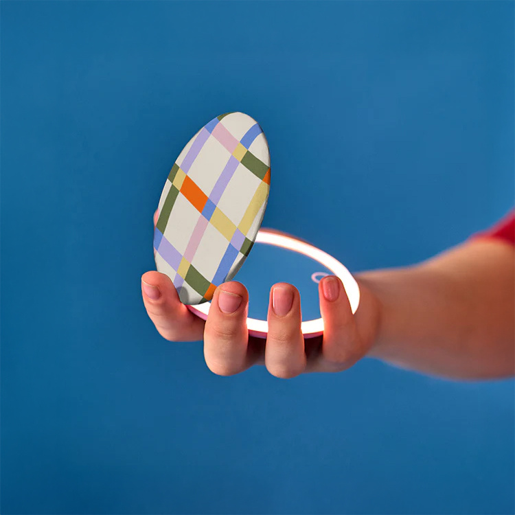 Pocket mirror with lighting in the group House & Home / Bathroom at SmartaSaker.se (14791)