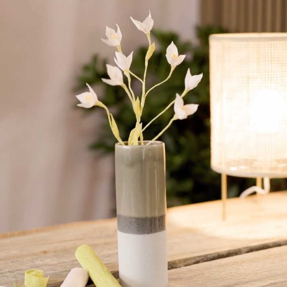 Craft flowers made of crepe paper in the group Leisure / Games / Crafts at SmartaSaker.se (14844)