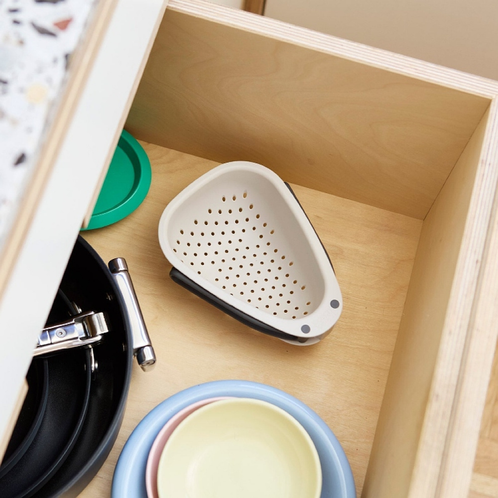 Colander with folding handles in the group House & Home / Kitchen / Kitchen utensils at SmartaSaker.se (14966)