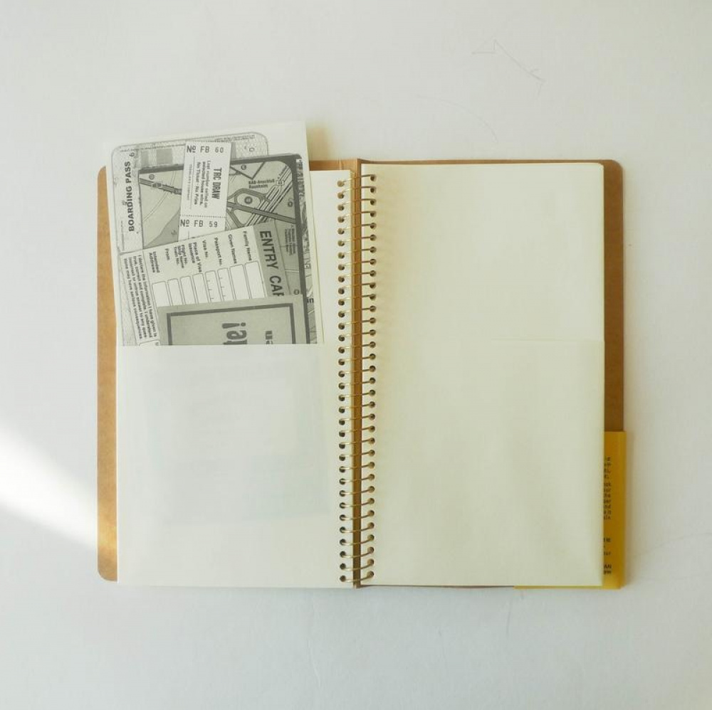 Note book with pockets, SPIRAL PAPER POCKET A5 SLIM, Traveler\'s Comapany, Natur in the group Storage / Office supplies at SmartaSaker.se (40006)