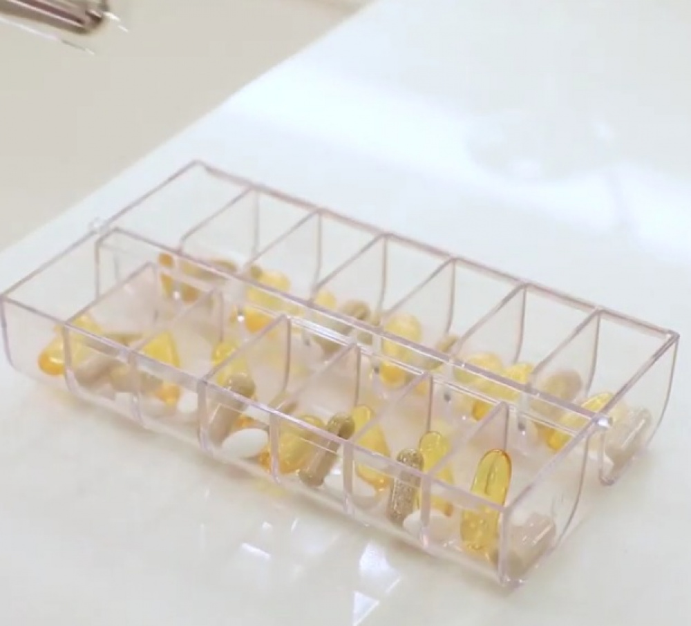 Small box, 4 compartments, THE HOME EDIT PILL ORGANIZER, Transparent in the group Storage / Bathroom storage at SmartaSaker.se (40028)