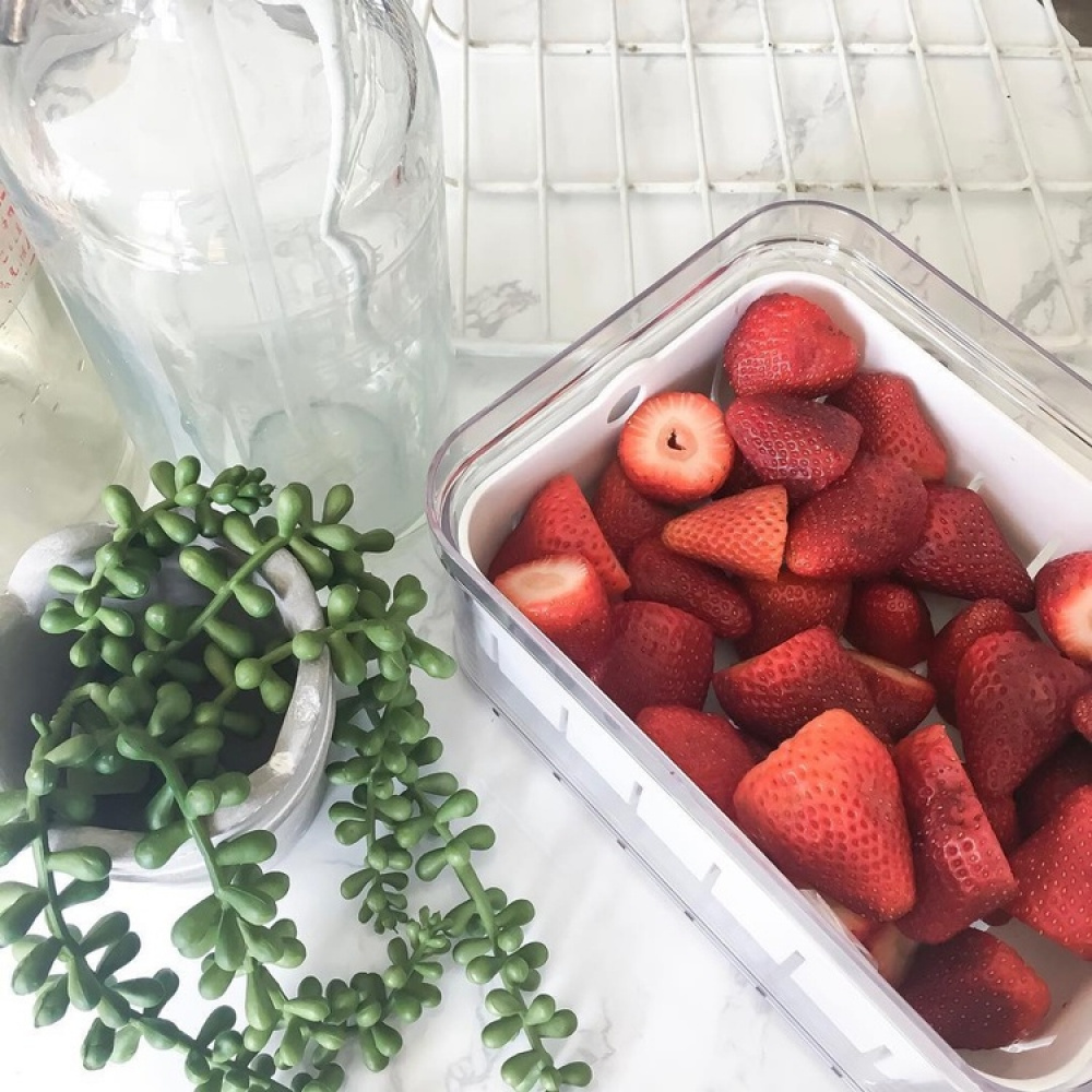 Bin with lid and colander, CRISP BERRY BIN, 16,5 x 21,6 x H 9,5 cm, Transparent / White in the group Storage / Kitchen storage / Fridge storage at SmartaSaker.se (40305)