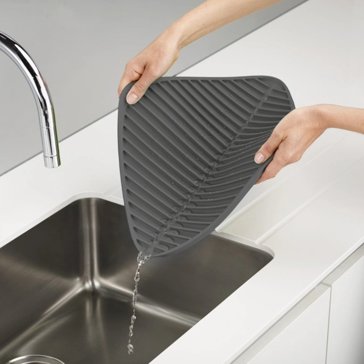 Draining Mat, Folding, FLUME SMALL, 31,5 x 31,5 cm, Joseph Joseph, Dark Grey in the group Storage / Kitchen storage / Dish racks and sink accessories at SmartaSaker.se (40421)