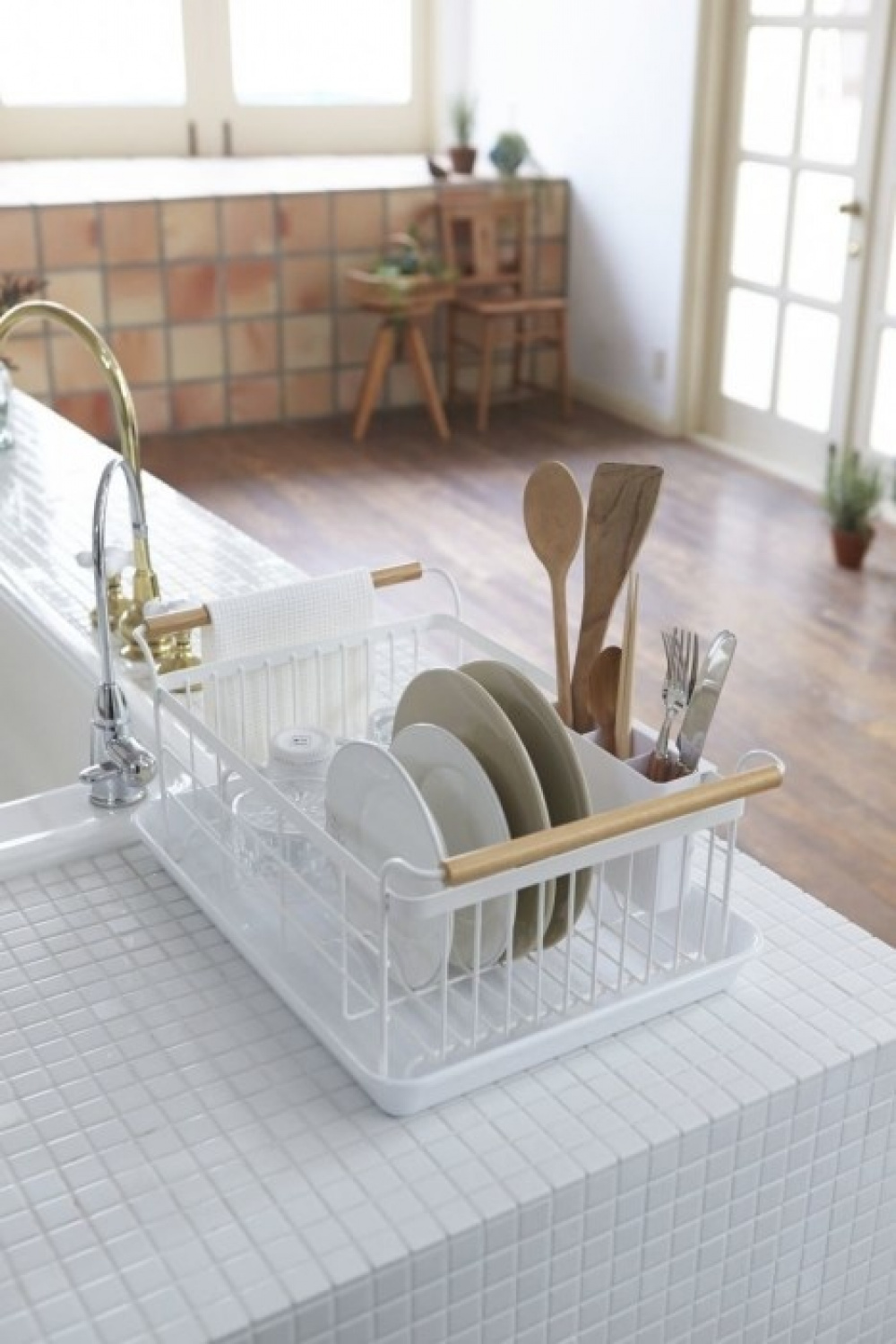 Dish Rack with tray, TOSCA DISH DRAINER, 47 x 33,5 x H 20cm, Yamazaki, White in the group Storage / Kitchen storage / Dish racks and sink accessories at SmartaSaker.se (40444)