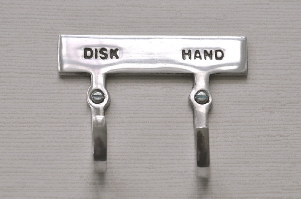 Double hook with sign, DISK & HAND, Exmez, Sand-cast aluminum in the group Storage / Magnets and adhesives / Signs and labels at SmartaSaker.se (40479)