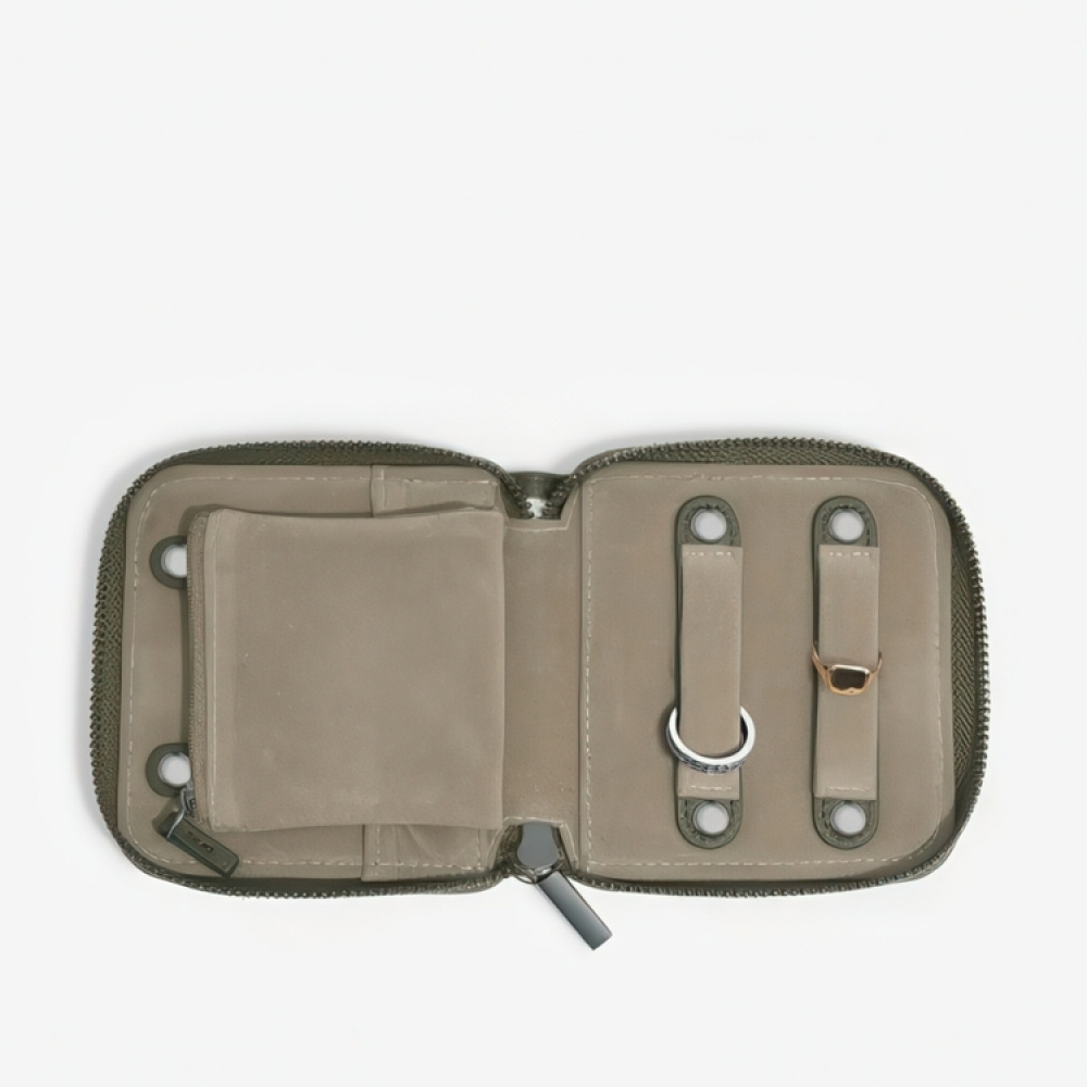 Purse, STACKERS MAN COMPACT JEWELLRY ROLL, 11 x 11 x 2,5 cm in the group Storage / Travel storage / Travel jewelry storage at SmartaSaker.se (40612)