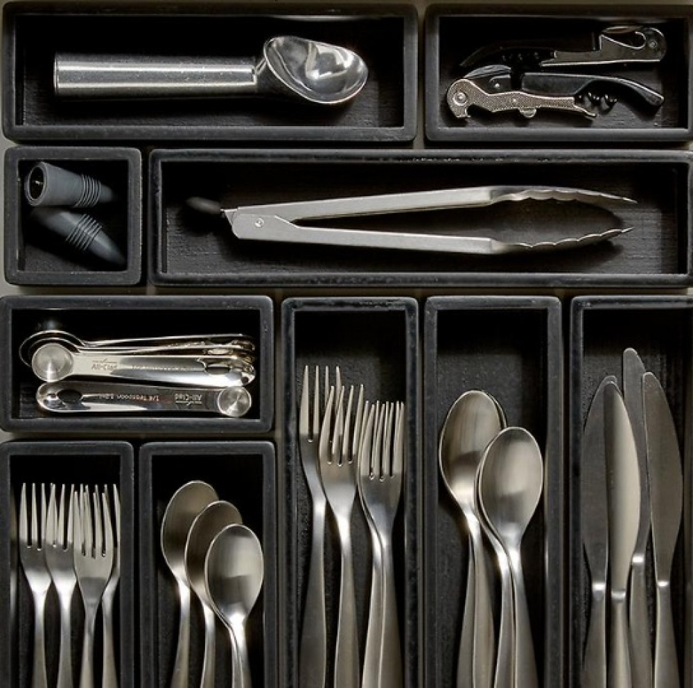 Storage Tray, THE HOME EDIT LARGE DRAWER ORGANIZER, 7,6 x 30,5 x H 5,1 cm, Black in the group Storage / Kitchen storage / Kitchen cabinet organizers / Cutlery drawers at SmartaSaker.se (40705)