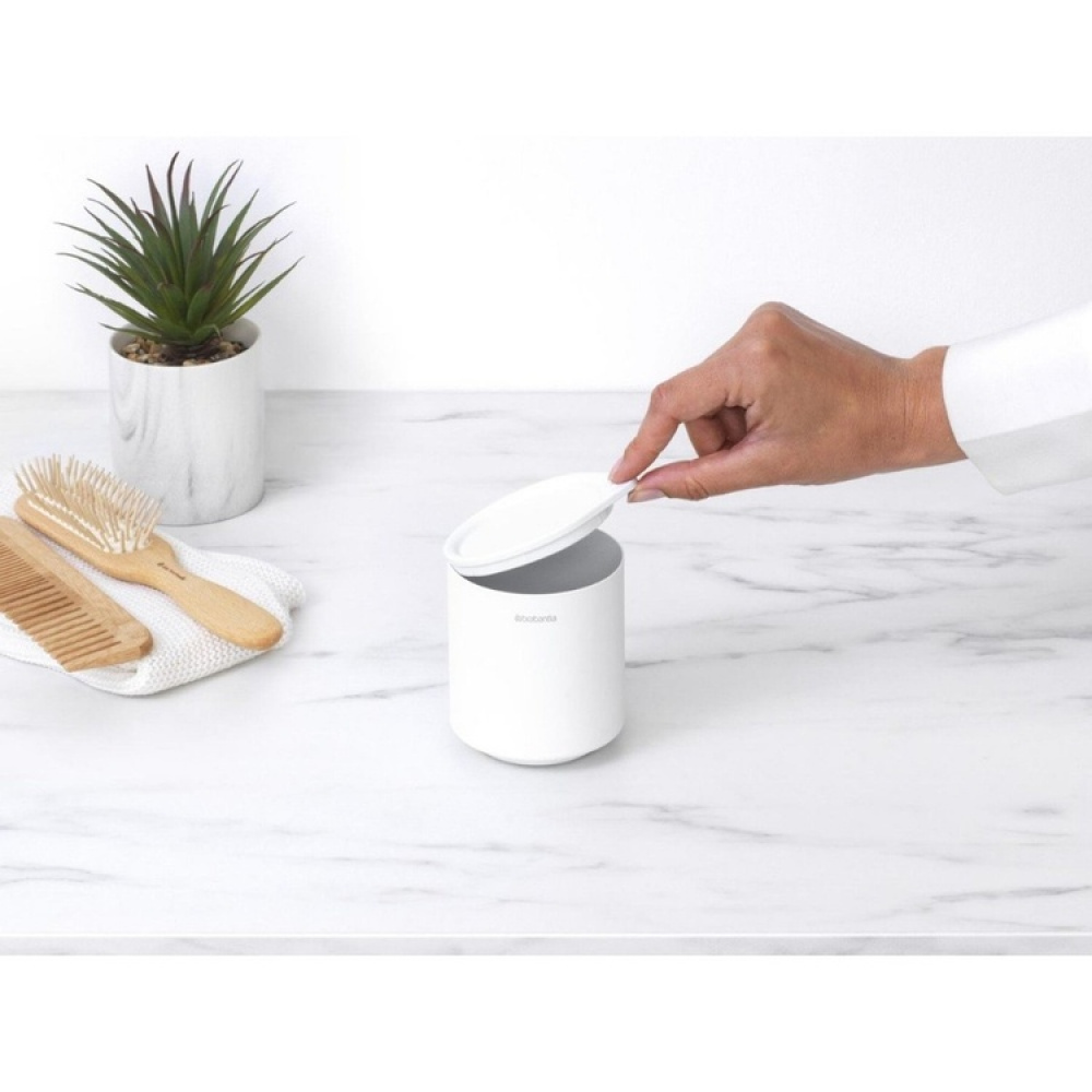 Storage pot in metal, BRABANTIA MINDSET, Ø 8 x H 9,5 cm, White in the group Storage / Bathroom storage / Makeup storage at SmartaSaker.se (40715)