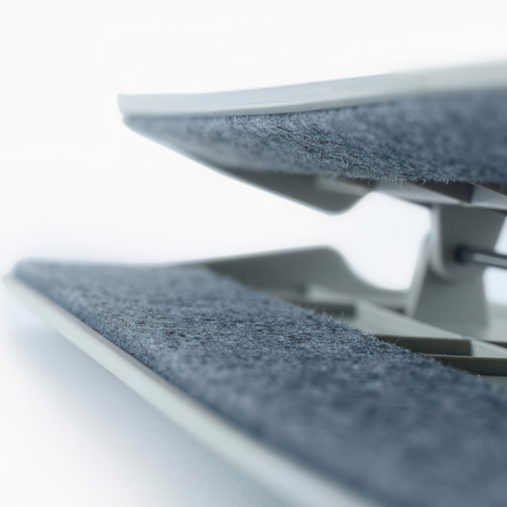 Clamping Hangers, Set of 2, ORDERLY EASY GRIP, Joseph Joseph, Ecru in the group Storage / Wardrobe storage / Hangers and hooks at SmartaSaker.se (40900)