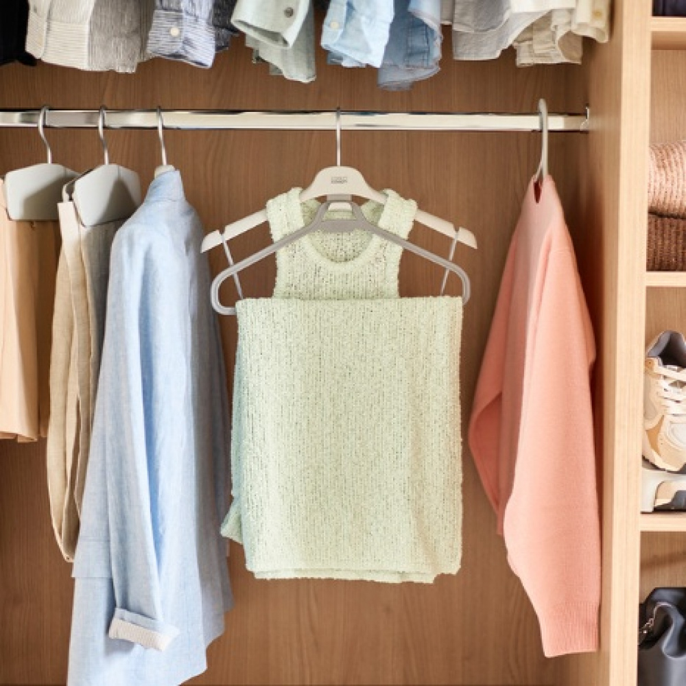 Hangers, Set of 2, ORDERLY LONG GARMENT, Joseph Joseph, 42,5 cm, Ecru in the group Storage / Wardrobe storage / Hangers and hooks at SmartaSaker.se (40913)